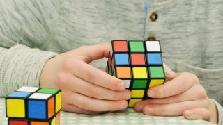 43999小游戏在线免费玩休闲游戏消消乐大师，彩色糖果方块在六边形网格中消除的游戏截图，色彩鲜艳