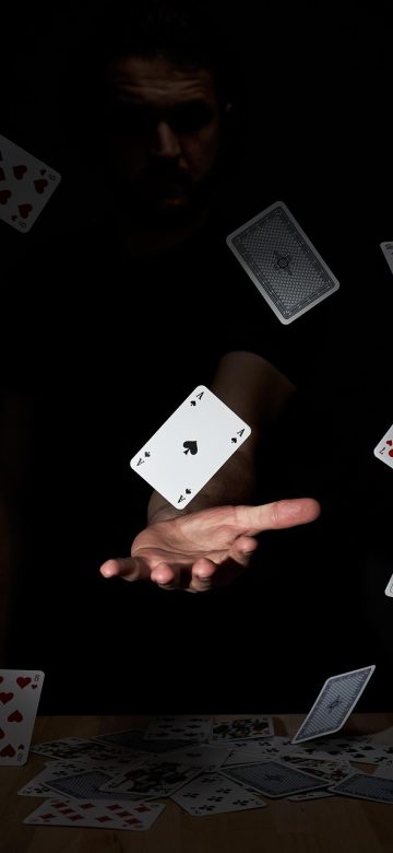 43999小游戏在线免费玩 App 游戏进行中界面截图，画面中央是游戏主体，顶部细条显示当前分数与暂停按钮，手指正在点击屏幕，氛围专注安静
